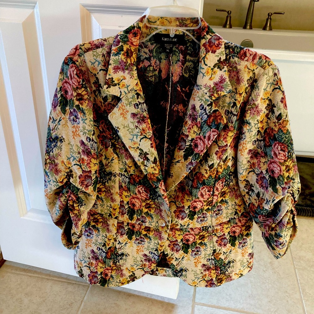 Floral brocade jacket with rouged sleeves